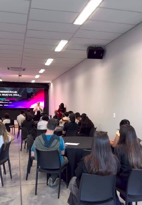 Público del workshop de ecommerce del Circuito Tech en Plaza Italia, Corrientes