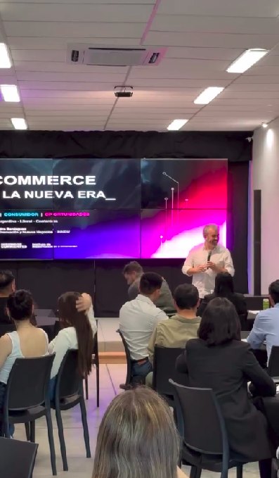 Alejandro Berdaguez presentando Ecommerce en la nueva era en el Circuito Tech de Corrientes